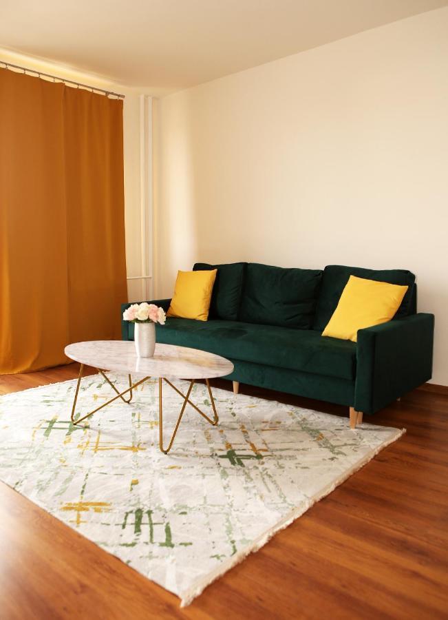New Colorful Apartment With Big Balcony Братислава Екстериор снимка