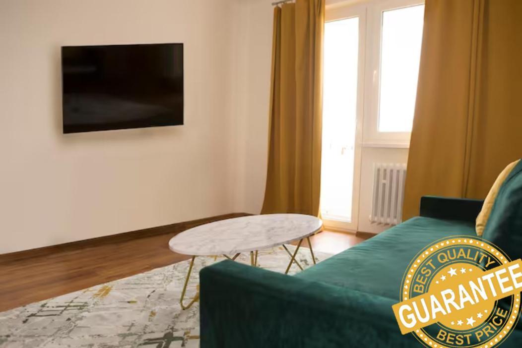 New Colorful Apartment With Big Balcony Братислава Екстериор снимка