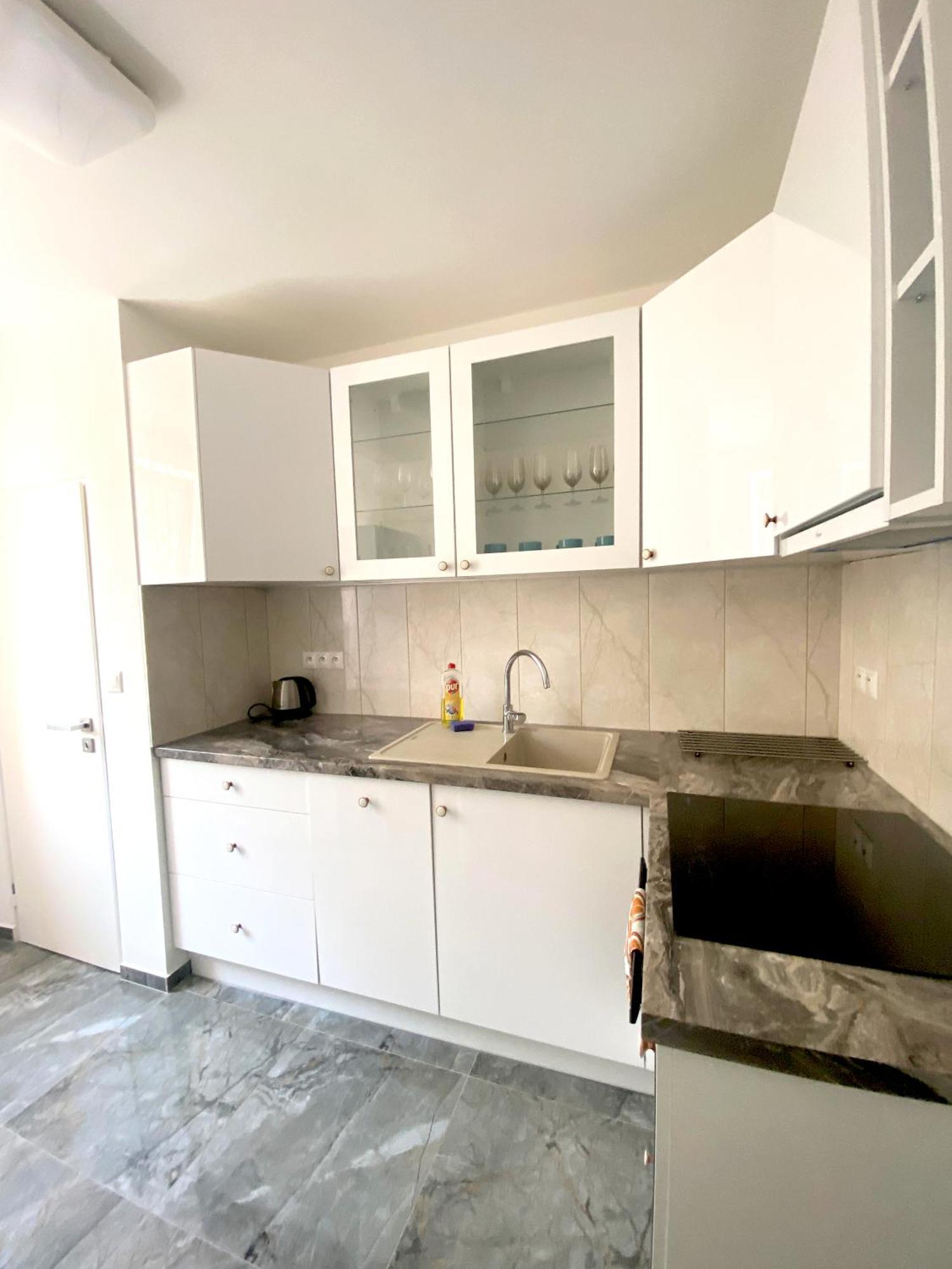 New Colorful Apartment With Big Balcony Братислава Екстериор снимка