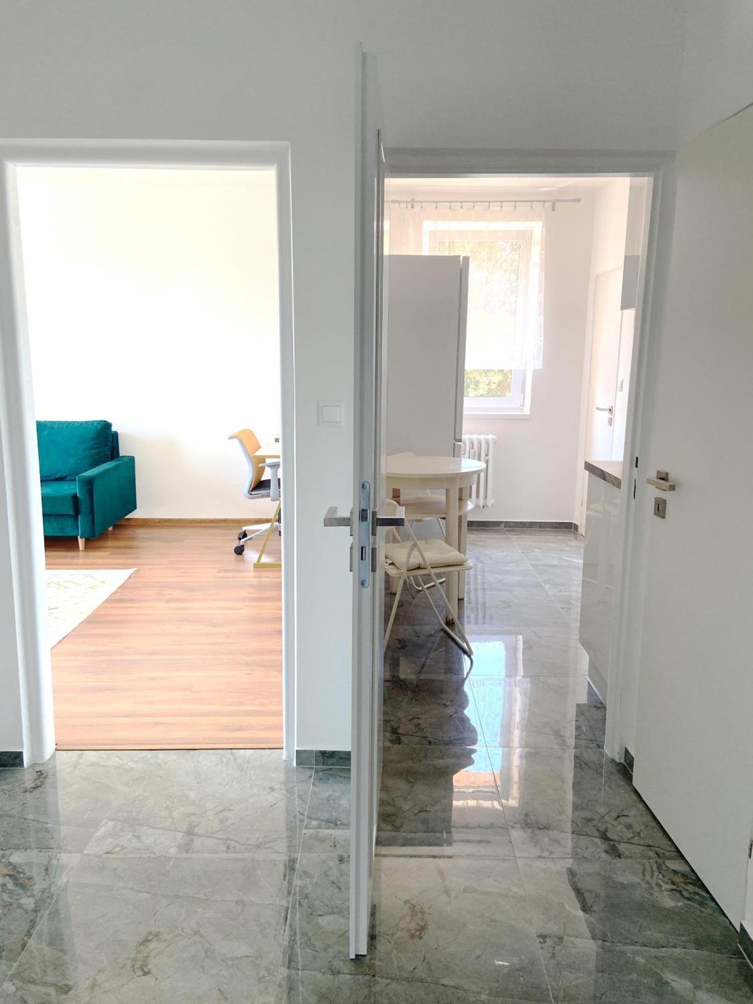 New Colorful Apartment With Big Balcony Братислава Екстериор снимка